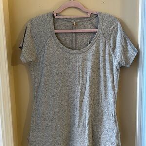 CALIA by Carrie Underwood Light Gray Short Sleeve Tee